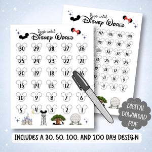Puede incluir: Dos calendarios imprimibles blancos con orejas de Mickey Mouse, que cuentan los días hasta un viaje a Disney World. Los calendarios incluyen números e iconos temáticos de Disney. Un marcador negro descansa sobre las páginas. El texto en la parte inferior dice "INCLUDES A 30, 50, 100, AND 200 DAY DESIGN."