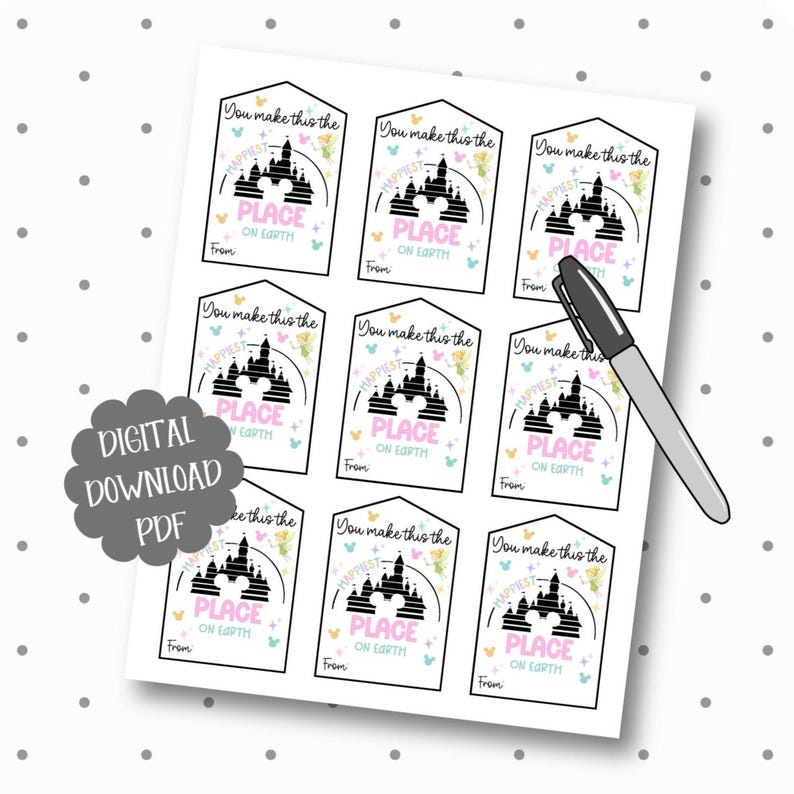 Pode incluir: Uma folha de etiquetas de presente imprim&iacute;veis com um castelo e o texto "You make this the happiest place on earth." As etiquetas s&atilde;o decoradas com borboletas e um arco-&iacute;ris. Uma caneta preta est&aacute; ao lado das etiquetas. As palavras "Digital Download PDF" tamb&eacute;m s&atilde;o vis&iacute;veis.