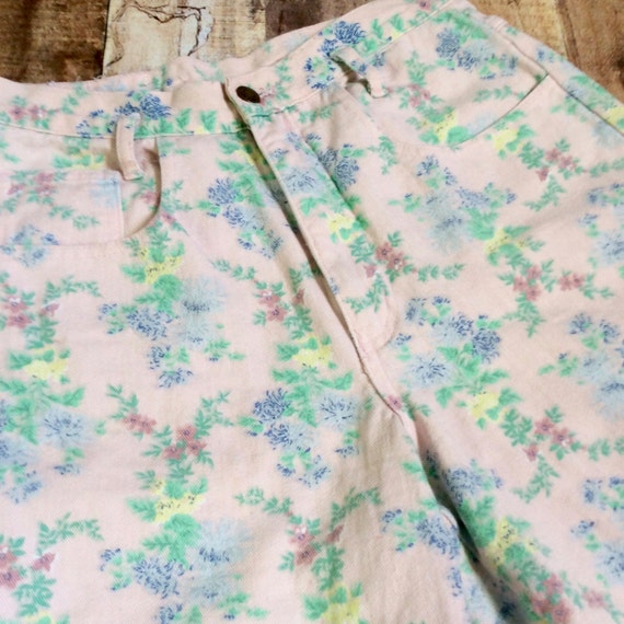 Size 8 Retro High Waisted Shorts - image 4