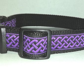 Puede incluir: Collar negro para perros con un diseño de nudo celta morado bordado. El collar tiene una hebilla de plástico negro y una anilla en D. Fabricado en nailon resistente.
