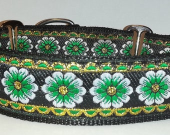 Könnte beinhalten: Schwarzes Hundehalsband mit Blumenmuster. Der Kragen hat ein sich wiederholendes Design aus grünen und weißen Blumen mit goldenen Akzenten. Der Kragen hat silberfarbene Metallbeschläge.