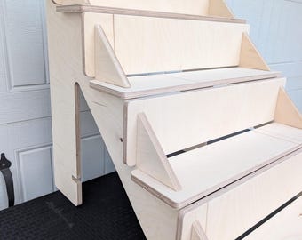 Estantería de exhibición de 4 niveles con escalones de madera de abedul báltico para ferias de artesanía.