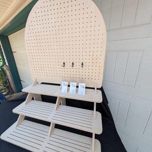 3-Tier-Verkäufer-Ausstellungsregal mit Pegboard-Backer-Schmuckkarte-Ausstellungsstand für Handwerksmessen Bild 1