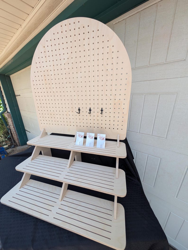 3-Tier-Verkäufer-Ausstellungsregal mit Pegboard-Backer-Schmuckkarte-Ausstellungsstand für Handwerksmessen Bild 1