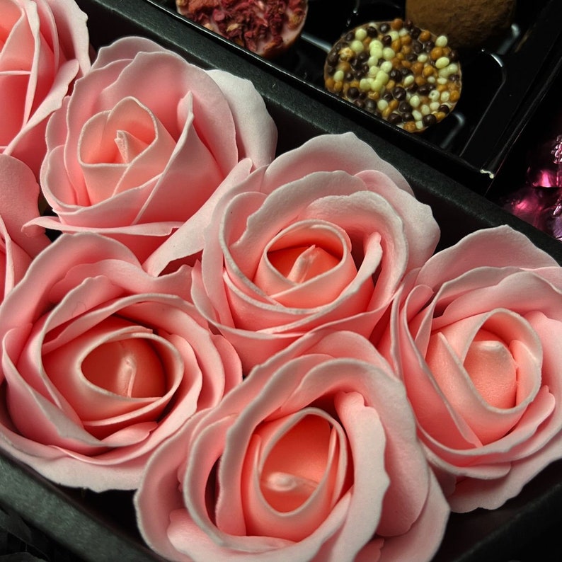 Lindt Lindor & Yankee Candle Signature Chocolate Bouquet With Pink Roses