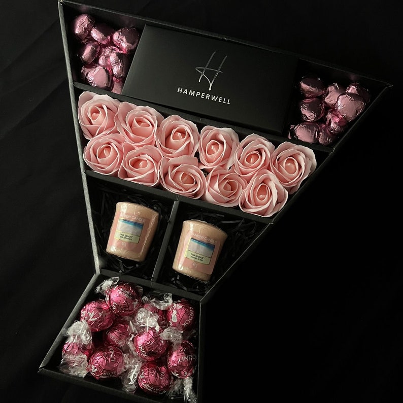 Lindt Lindor & Yankee Candle Signature Chocolate Bouquet With Pink Roses