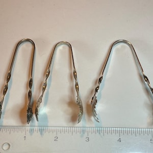 以下が含まれることがあります： 白のセラミックマグカップ、黒い持ち手付き。「But First, Coffee」の手書き風テキスト入り。コーヒーに最適なこのマグカップは、約325-444 mlの容量です。