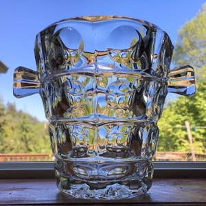 Wiaderko na lód SKLO Union z połowy XX wieku autorstwa Rudolfa Jurnikla dla Rosice Glassworks, lata 50. XX wieku