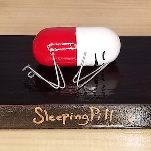 Funny Punny Art Scene figuur sculptuur 'Sleeping Pill'