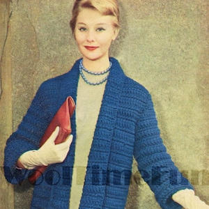 Puede incluir: Un cárdigan de crochet azul con cuello chal. El cárdigan está abierto en la parte delantera y tiene mangas largas. La modelo lleva una blusa blanca y un collar de perlas.