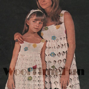 Vestidos túnica de verão femininos e femininos com padrão de crochê. Motivo floral.