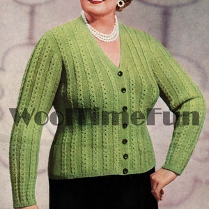 Peut inclure: Un cardigan en tricot vert avec un col en V et une fermeture boutonnée. Le cardigan présente un motif en tricot torsadé et est porté par une femme avec un collier de perles.