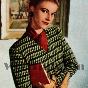 Peut inclure: Une femme portant un cardigan à motif géométrique vert et blanc avec une écharpe rouge et tenant un livre rouge.