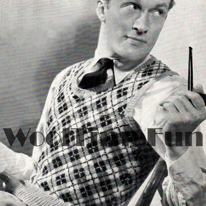 Könnte beinhalten: Eine gestrickte Weste mit schwarzem und weißem Muster und V-Ausschnitt. Die Weste wird von einer Person mit einer dunklen Krawatte und einem weißen Hemd getragen.