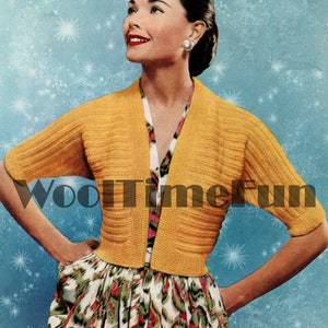 Puede incluir: Un cárdigan de punto amarillo con cuello en V y mangas cortas. El cárdigan está abierto por delante y tiene una textura acanalada.