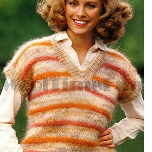 Puede incluir: Una mujer con un suéter vintage sin mangas con cuello en V. El suéter presenta rayas horizontales en tonos naranja, melocotón y beige. Debajo se usa una camisa blanca con cuello. El estilo es de los años 70.