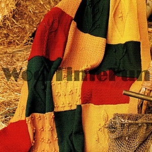 Peut inclure: Une couverture en patchwork tricotée avec une variété de couleurs et de textures. La couverture est composée de carrés dans des tons de rouge, de vert et de jaune, avec différents motifs tissés dans chaque carré.