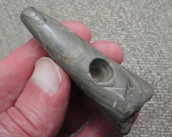 Bonita y auténtica piedra de pizarra recuperada, con punta curva, encontrada en Misuri. Artefacto, reliquia y punta de flecha.