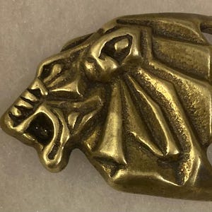 ヴィンテージメタルベルトバックル、真鍮、ライオンヘッド、パンサー、クーガー、自然、素敵なウエスタンデザイン、2インチ×1 3/4インチ、カウボーイスタイル、頑丈