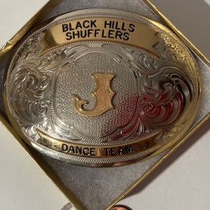 Hebilla vintage de metal de latón y cinturón de plata, Black Hills Shufflers Dance Team, Letter J, Montana Silversmiths, German Silver, Country