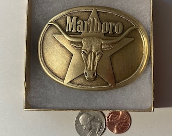 vintage 1987 boucle de ceinture en métal, Marlboro, cigarettes, fumeur, longhorn, taureau, beau design, 3 1/4" x 2 1/2", robuste, qualité