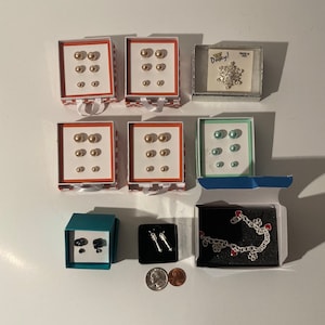 Lotto vintage di 9 scatole di accessori di moda più vecchi assortiti, orecchini, bracciale, abbigliamento bling, divertimento