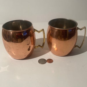 Juego vintage de 2 tazas de cobre y latón, tazas, artículos para beber, calidad, servicio pesado, decoración del hogar, pantalla de mesa, pantalla de estante