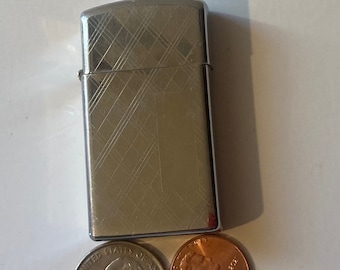 Zapalniczka metalowa Vintage, trawiona, cienka, Zippo, wyprodukowana w USA, papierosy, więcej