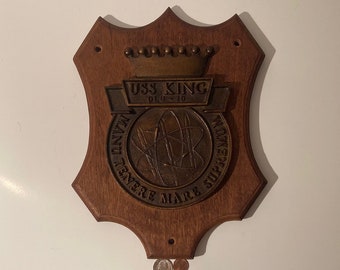 Plaque vintage en bois et métal bleu marine, États-Unis King DDG-41, U.S. Navy, destroyer lance-missiles, navire