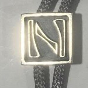 Corbata de bolo de metal vintage, bonita letra N plateada y negra, inicial N, bonito diseño, 1" x 1", calidad, resistente, fabricada en EE. UU., estilo campestre