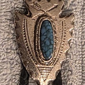 Corbata bolo vintage de metal, punta de flecha plateada con un bonito diseño de piedra turquesa azul, 3,8 cm x 2,5 cm. Diseño elegante, de calidad, resistente, fabricada en EE. UU.