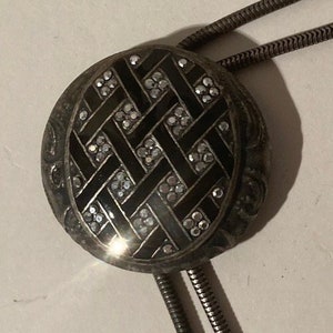 Vintage Bolo Krawatte aus Metall, schöne silberfarbene und schwarze Emaille mit vielen funkelnden Steinen, schönes westliches Design, 5 &quot;x 6&quot;, Qualität, Heavy Duty