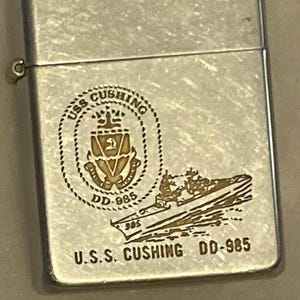 Zabytkowa metalowa zapalniczka Zippo, U.S.S. Cushing DD-985, niszczyciel, marynarka wojenna, zapalniczka dowodzenia, Zippo, wyprodukowano w USA