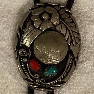 Vintage Metall Bolokrawatte, schönes Silber und rote und blaue Türkissteine Design, Buffalo Nickel, Native, schönes westliches Design