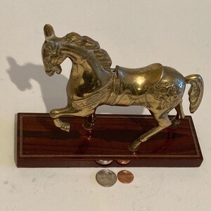 Vintage metal brass caballo en un soporte, 8 1/2 &quot; x 7&quot;, decoración del hogar, pantalla de la mesa, pantalla del estante, esto se puede brillar aún más
