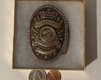 Hebilla de cinturón de metal vintage de 1979, latón, departamento de policía, 2 ", x 2 ", calidad, país y occidental, servicio pesado, moda, cinturones, exhibición de estantes