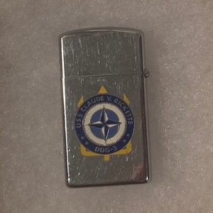 Vintage Metal Zippo, Slim, U.S.S. Claude V. Ricketts DDG-5, Niszczyciel rakietowy. Marynarka, Dowództwo, Zippo, Wyprodukowano w USA, Papierosy