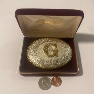 Hebilla de cinturón vintage de metal, plateada y de latón, con inicial G, letra G, Crumrine, bonito diseño del oeste, 7,6 cm x 5,4 cm, resistente y de alta calidad.