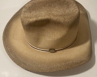 Belle Blonde En Chapeau De Cow-boy En Paille Image stock - Image du