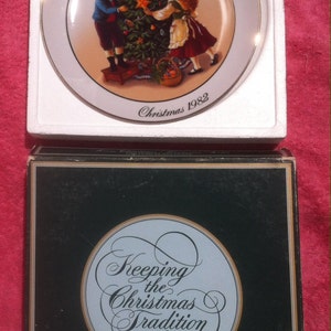 Il s’agit d’une plaque de porcelaine fine nice qui appelle à maintenir la Tradition de Noël