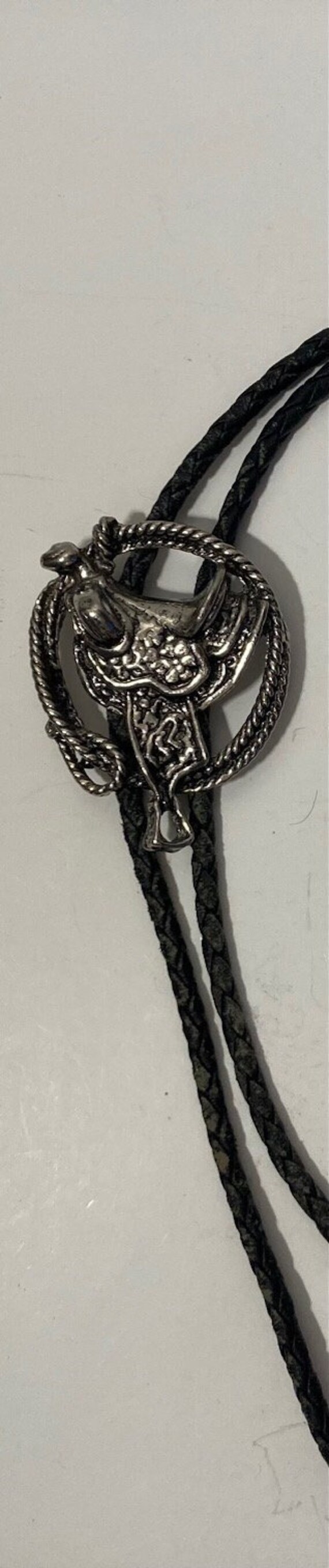 Cravate Bolo Tie Selle De Cheval - Cuir Et Métal - Très Bon état - Homme