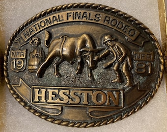 Vintage 1981 metalen riemgesp, messing, Hesston, nationale finale rodeo, NFR, mooi ontwerp, 3 1/2" x 2 1/2", zwaar gebruik, kwaliteit, dik metaal