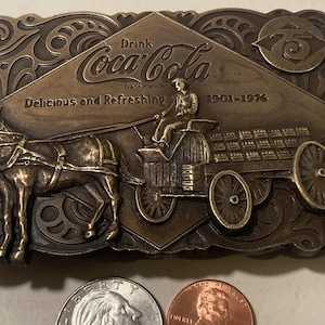 Vintage 1975 Metall Gürtelschnalle, Messing, Coca Cola, Koks, Soda Pop, Pferd, schönes westliches Design, 9,5 cm x 6,5 cm, robust, Made in USA