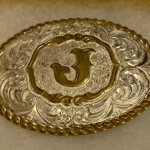 Hebilla de cinturón vintage de metal, plateada y de latón, inicial J, letra J, rodeo, bonito diseño, 7,6 cm x 5,4 cm, resistente, de calidad, metal grueso.