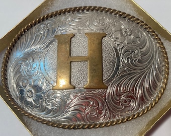 Boucle de ceinture en métal vintage, argent et laiton, lettre H, initiale H, fabriquée à la main, gravée à la main, collection d'orfèvres, joli design occidental