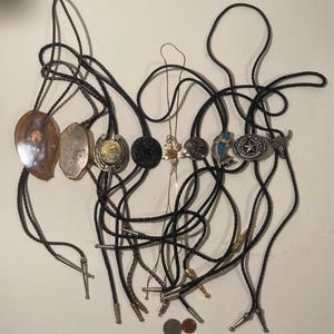 Lote vintage de 9 corbatas de bolo de metal, con diseños diferentes y bonitos: letra P, rosa, Texas, toro y más. Resistentes, fabricadas en EE. UU., estilo country y western.