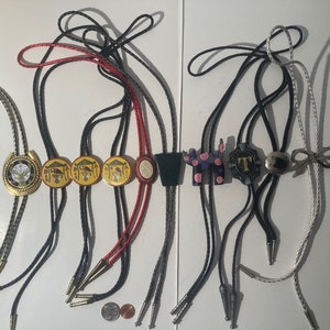 Lote vintage de 10 corbatas de bolo de metal, bonitos diseños, gato, ciervo, letra T, calidad, resistentes, hechas en EE. UU., estilo country y western, vaquero, western