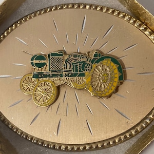 Fivela de cinto de metal vintage, latão, trator, John Deere, Waterloo Boy, agricultura, AG, belo design de estilo ocidental, 3 3/4&quot; x 2 3/4&quot;, serviço pesado