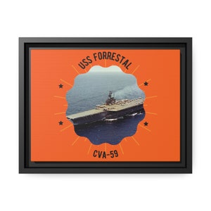 Könnte beinhalten: Eine Illustration im Vintage-Stil des Flugzeugträgers USS Forrestal, ein marineblaues Schiff mit weißen Akzenten, das auf einem blauen Meer fährt. Das Bild ist von einem weißen Sternenausbruch mit dem Text "USS FORRESTAL CVA-59" in Schwarz umgeben.