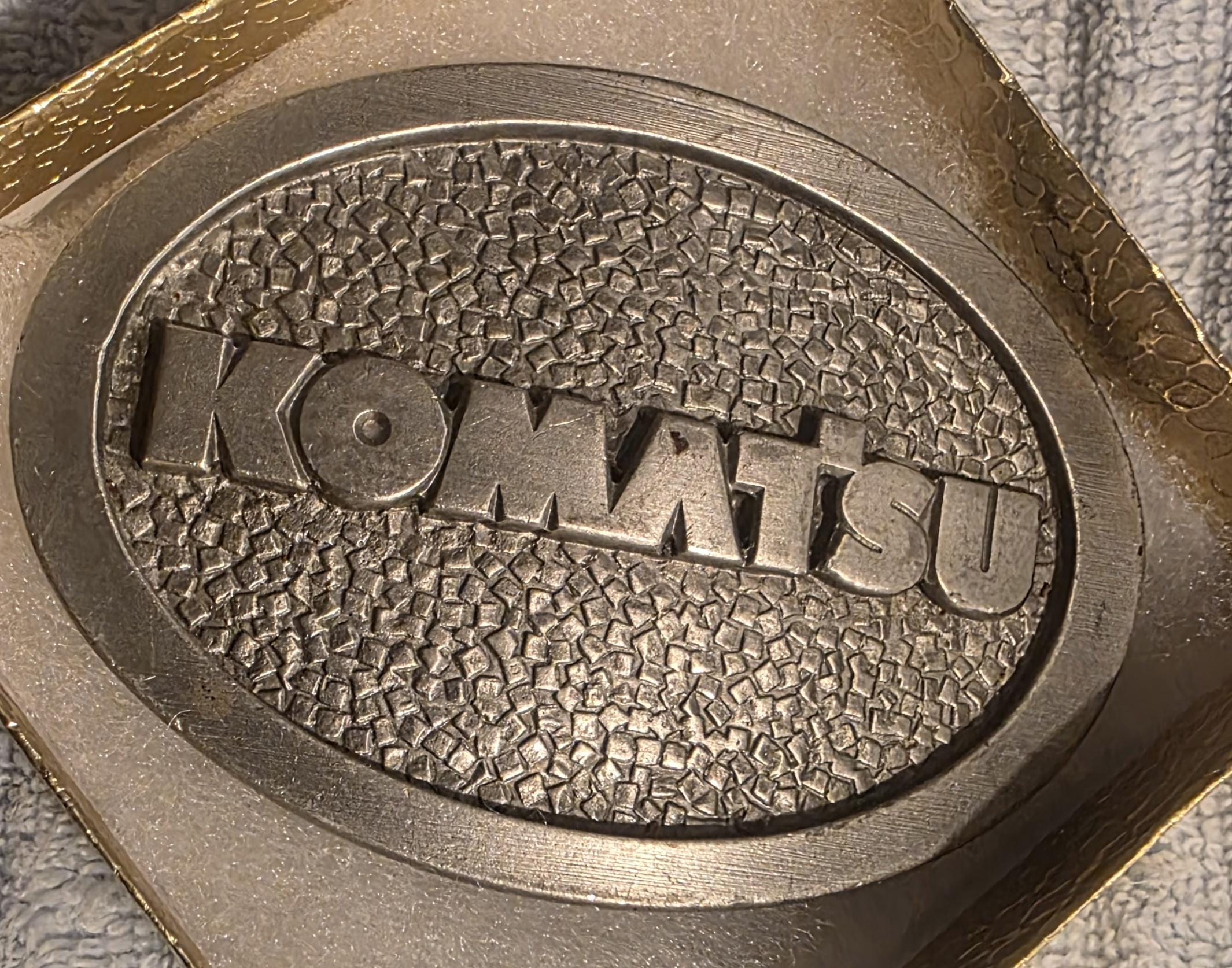 1997年製ヴィンテージメタルベルトバックル、コマツ、トラクター